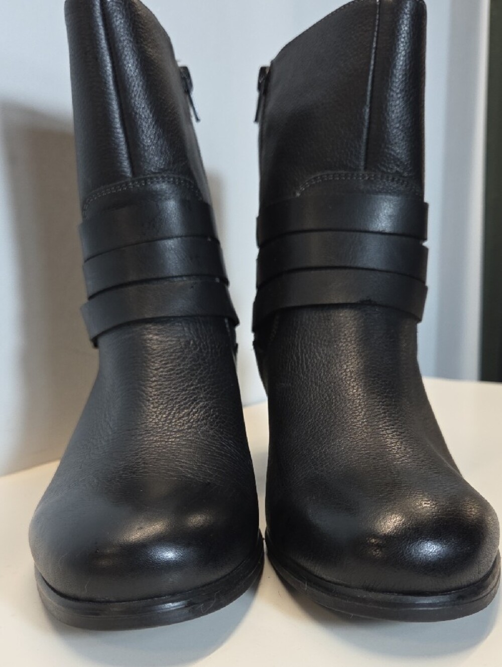 Naturalizer Black Leather Ankle Booties with Buckle Straps Size 8.5W - Picture 2 of 6